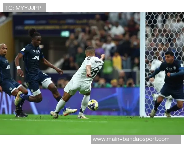 姆巴佩上演帽子戏法荣膺欧冠最佳球员官方宣布他表现出色